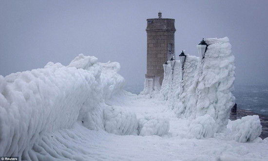 日报道,连日严寒导致欧洲进入"冰雪时代",而寒流脚步也没有停止的迹象