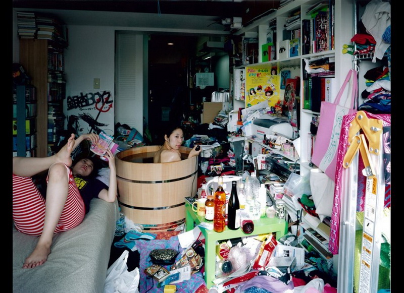 日本美女摄影师在公共场合浴盆大胆自拍组图