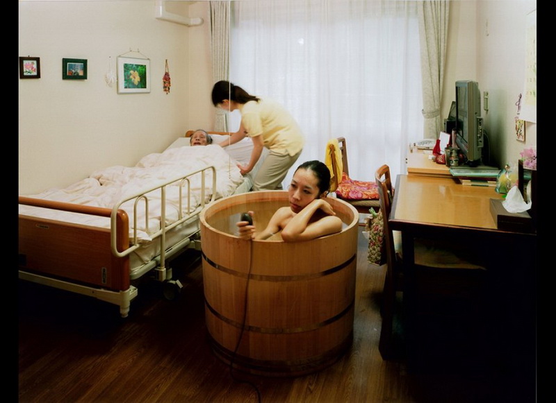 日本美女摄影师在公共场合浴盆大胆自拍组图