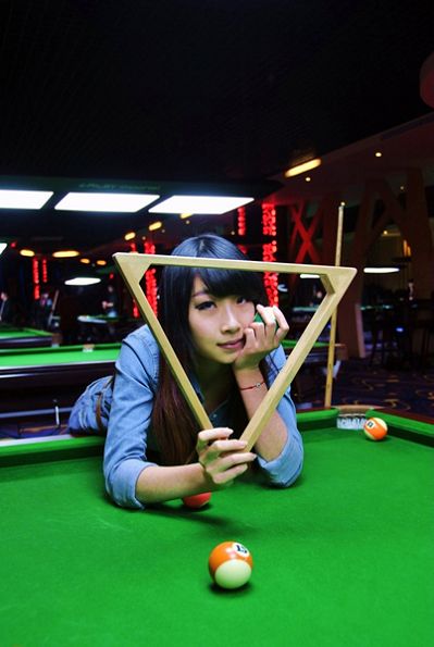 组图:台球美女助教惊艳亮相 魔鬼身材甜美诱人