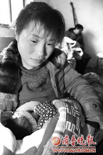 母亲去世父亲神志不清 没娘龙凤胎"爹妈"遍全村