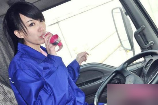 最美女司机"蓝领妹"酷似hebe 走红网络(组图)