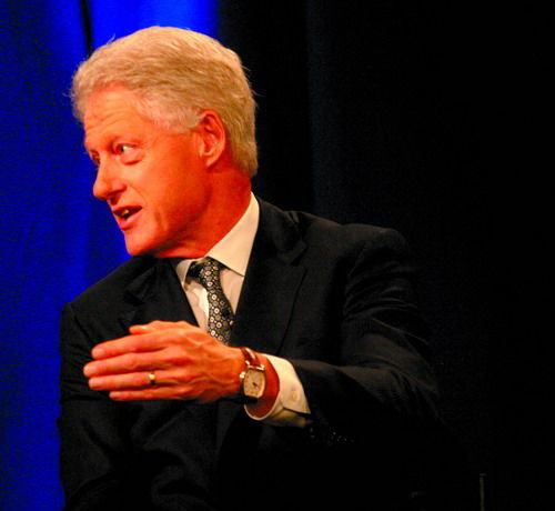 2004年,美国前总统克林顿访华,中方将一瓶张裕百年酒窖干红赠予