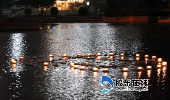 烟台数百大学生放许愿船为母亲祈福(组图)