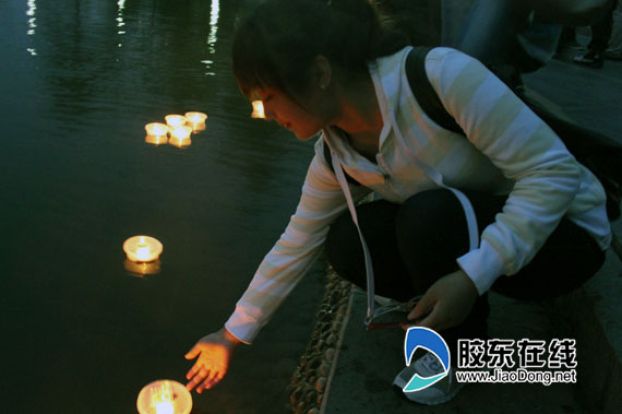 烟台数百大学生放许愿船为母亲祈福组图