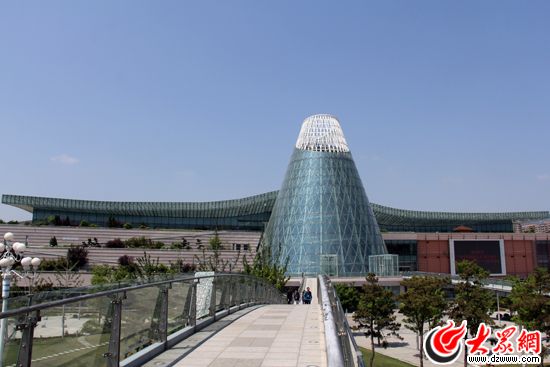 走进威海文化艺术中心 探密会发电的玻璃屋顶