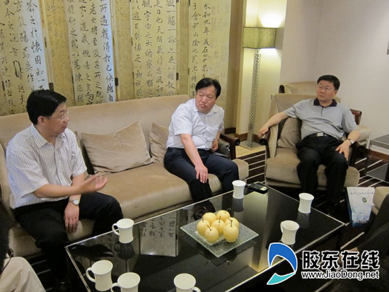 烟台三中郭宏成校长赴北京看望校友组图