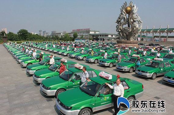烟台莱阳举行2012年度高考爱心车公益活动启动仪式,200余辆出租车