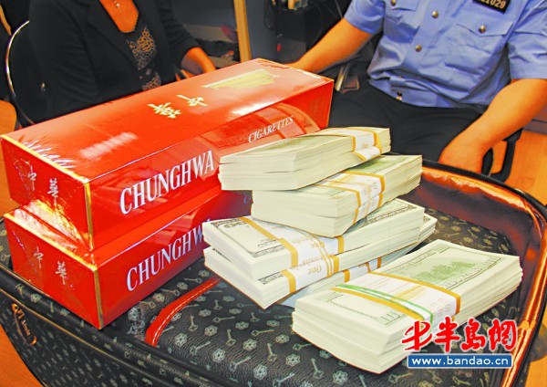 10万美元落机场 找回行李箱老外激动献吻(图)