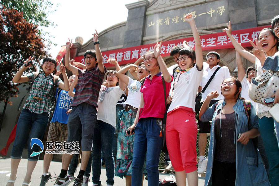 组图:高考落幕众生狂欢 拍照送花拥抱抛老师