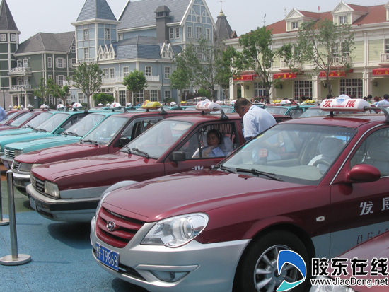 现场排列齐整的出租车