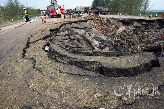 疑载火药货车高速发生爆炸 地面被炸出两米深坑