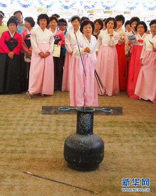 在韩国江原道江陵市,韩国妇女在进行韩国传统民俗运动投壶比赛.