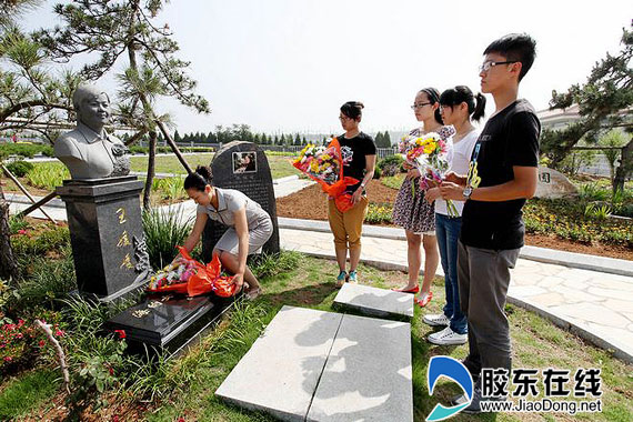 海的女儿山的情 王媛媛生前好友龙山祭英灵(图 牟平 烟台新闻网 胶东