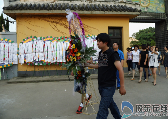 海门殡仪馆内不时可见自发前来吊唁的市民