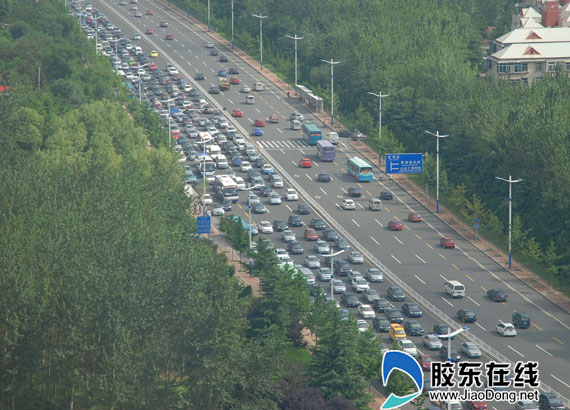 观海路上也堵车(图) 莱山 烟台新闻网 胶东在线 国家批准的重点新闻