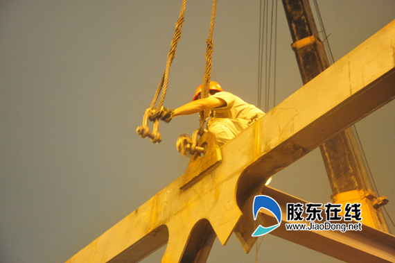 工人挂吊绳