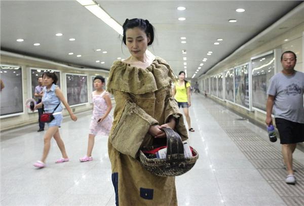 西安女子麻袋装亮相街头 行为艺术(组图)