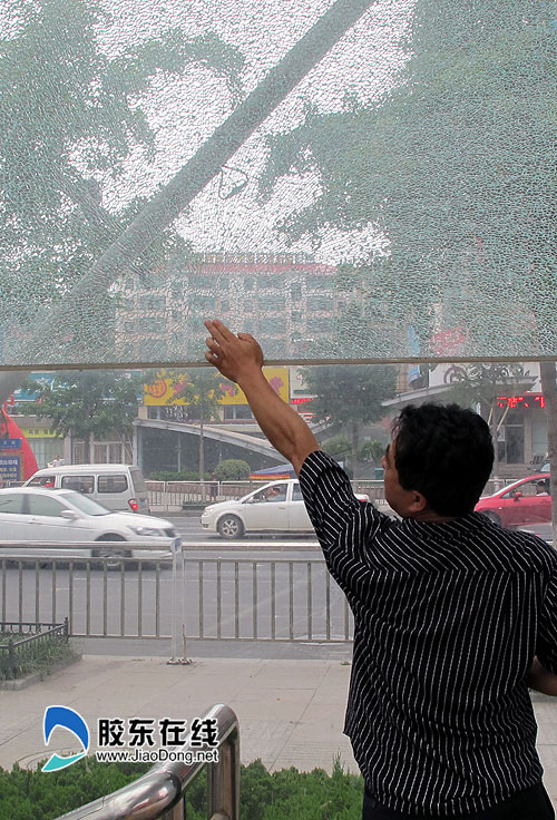 被砸碎的幕墙玻璃