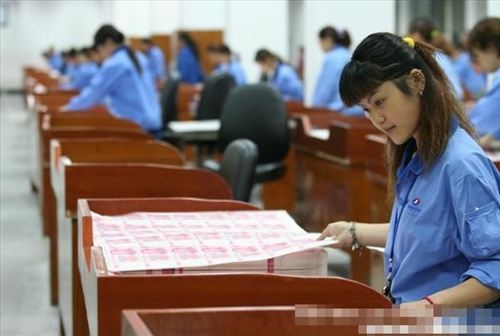 实拍人民币印制全过程:百元钞票堆放如山