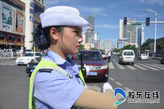 烈日下在濱海北路執勤的民警楊大偉