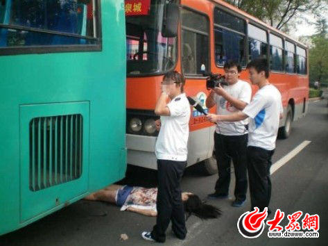 21歲女大學生被夾在兩輛公交車之間身亡(圖)