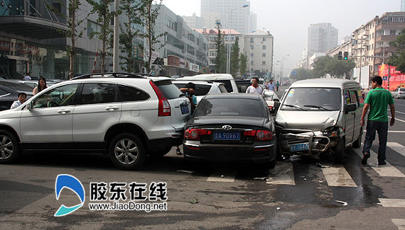 7日早上8:10分左右,芝罘区胜利路联通大厦与信义街路口处发生一起车祸