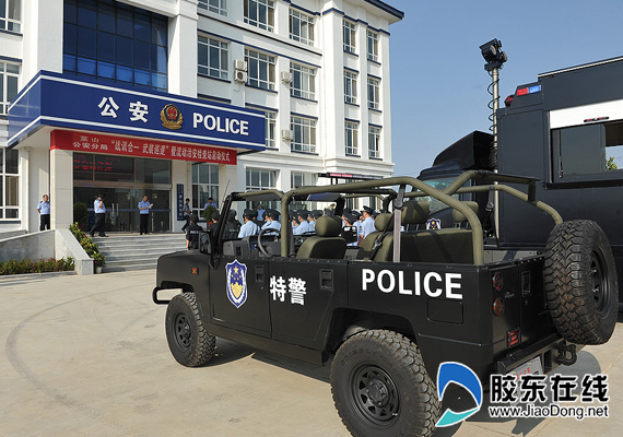 公安首辆敞篷巡逻车投用民警佩冲锋枪巡逻图