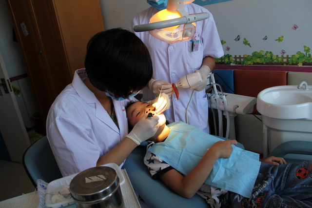 答:龋齿俗称虫蛀牙,是牙齿硬组织的一种慢性疾玻它在多种因素作用下