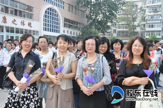 老师献花胶东在线网9月11日讯(通讯员 陈文良) 9月10日清晨,烟台五中