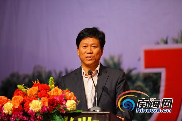 万宁市委常委,副市长吴明阳向网媒记者做旅游推介(南海网记者张勉摄