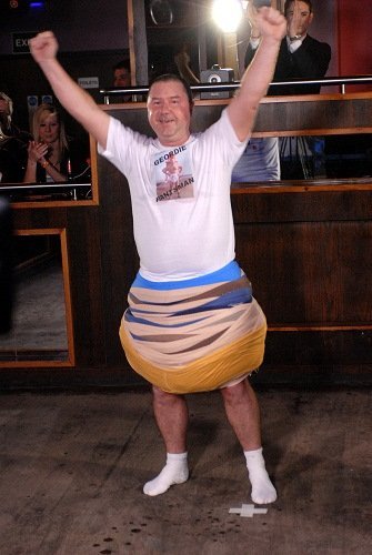 英国男子穿302条内裤只为破记录图