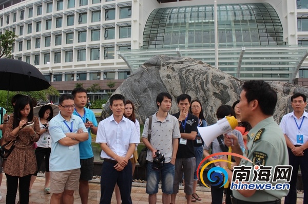 301海南分院政委姚春雨带领网媒行记者参观医院(南海网记者马伟元摄