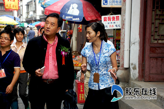 央视著名主持人长啸在三河古镇参观.