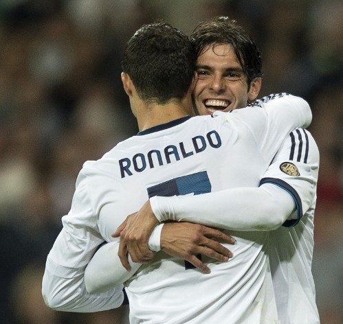 高清:c罗与卡卡深情相拥演帽子戏法挥拳怒吼同样是5比1的比分,对手