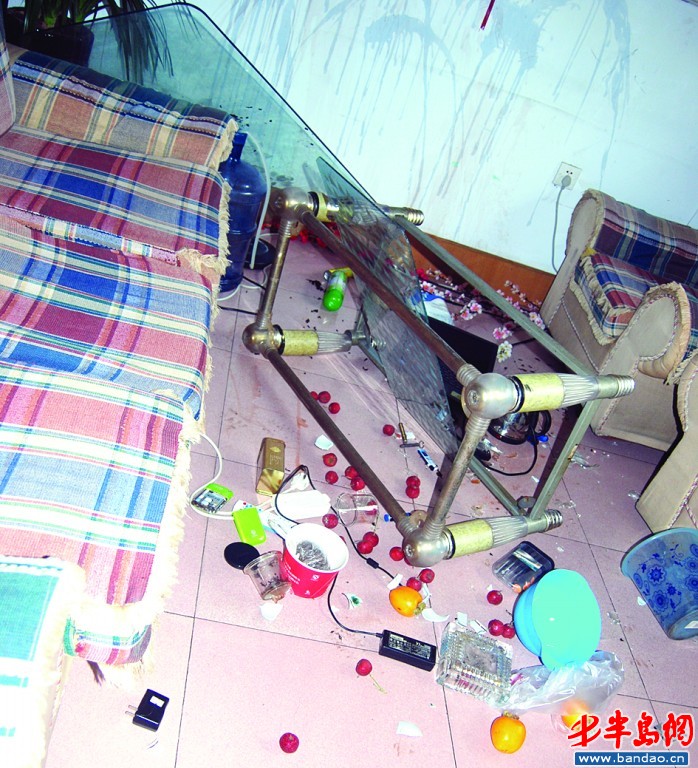 唐先生家中一片狼藉