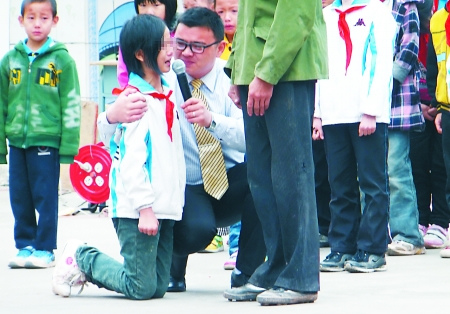 小学开"孝德"课 女孩当众下跪求父亲原谅