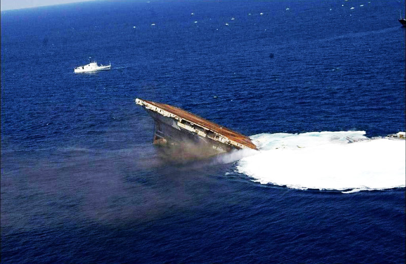 高清:美国功勋航母化身为人工鱼礁