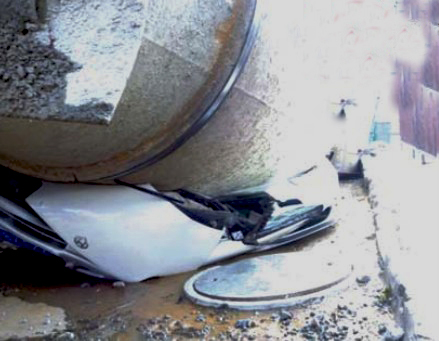 搅拌车打滑侧翻 旁边面包车瞬间成"饼干"