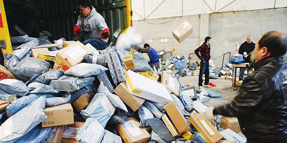 申通快递烟台分公司仓库内,工作人员正在抓紧分拣快件.