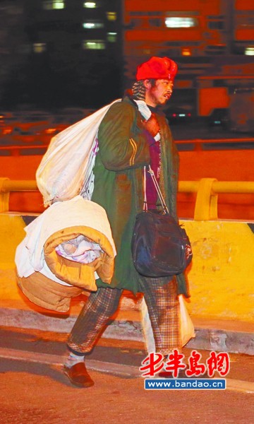 青岛展开街头救助行动 寒夜送棉衣暖了流浪者