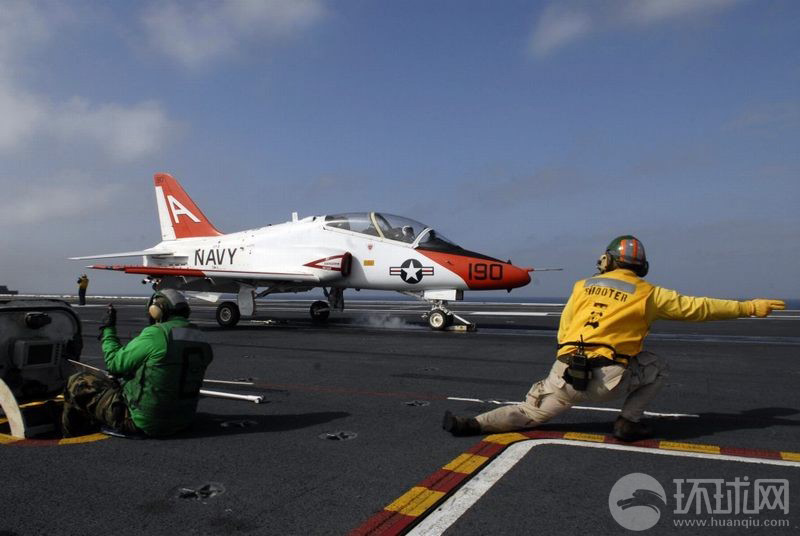 美国航母上起飞指挥官指挥舰载机起飞时的场景