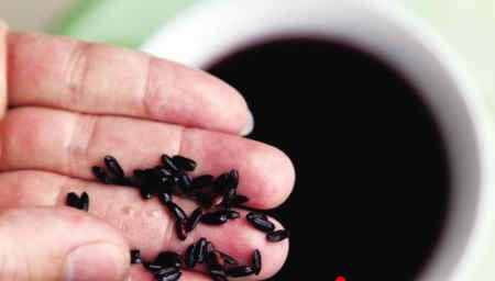 假黑米让农村大妈窝心 泡米水跟墨汁一样(图)