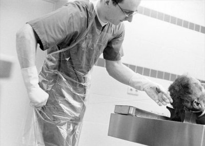 震撼!实拍揭秘法医处理尸体真实场面