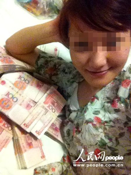 女子与20万现金合影炫富 致毒贩情夫落网(图)