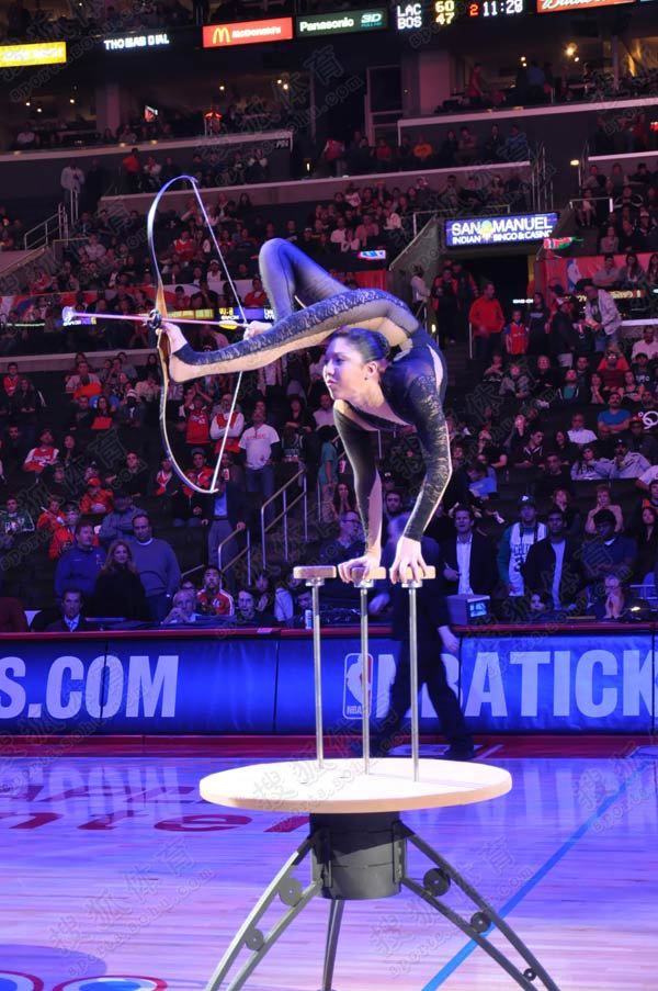 组图快船水蛇腰美女柔韧惊人演蒙目双脚射箭