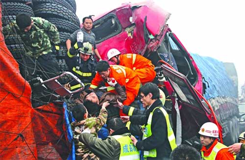 上海农产品市场大火续:女子闯入火中取钱遇难