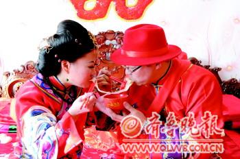 烟台老乡异国相恋 举办中式婚礼上演花轿迎亲