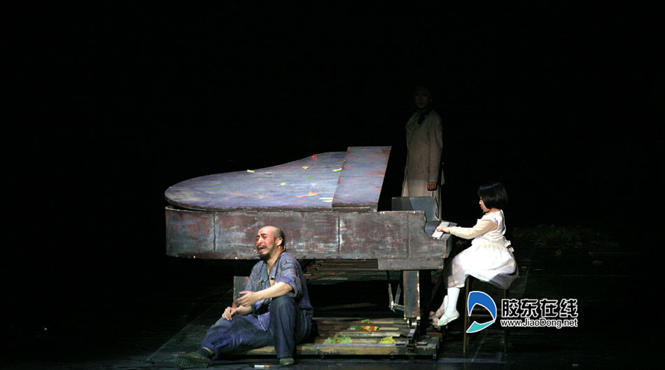 黑色幽默呈现草根生活 音乐剧《钢的琴》感动烟台