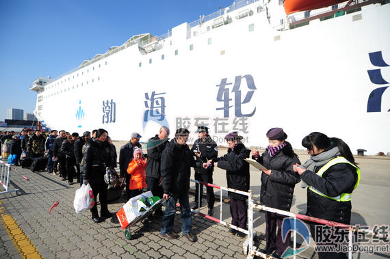 旅客正排队上船